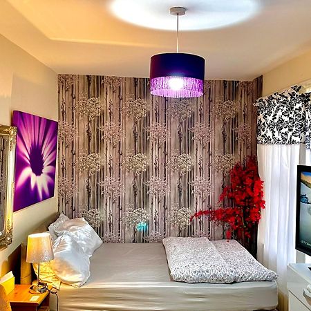 Comfy Double Bedroom With A Private Toilet London Exterior photo