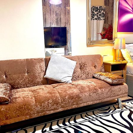 Comfy Double Bedroom With A Private Toilet London Exterior photo