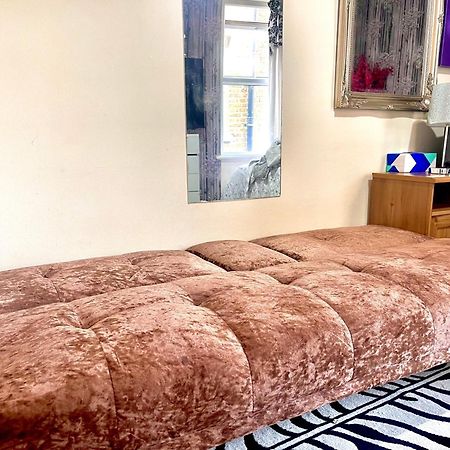 Comfy Double Bedroom With A Private Toilet London Exterior photo