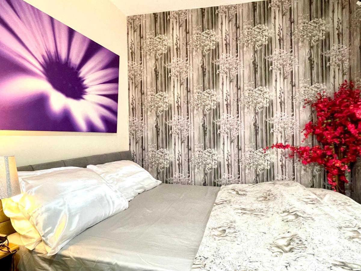 Comfy Double Bedroom With A Private Toilet London Exterior photo