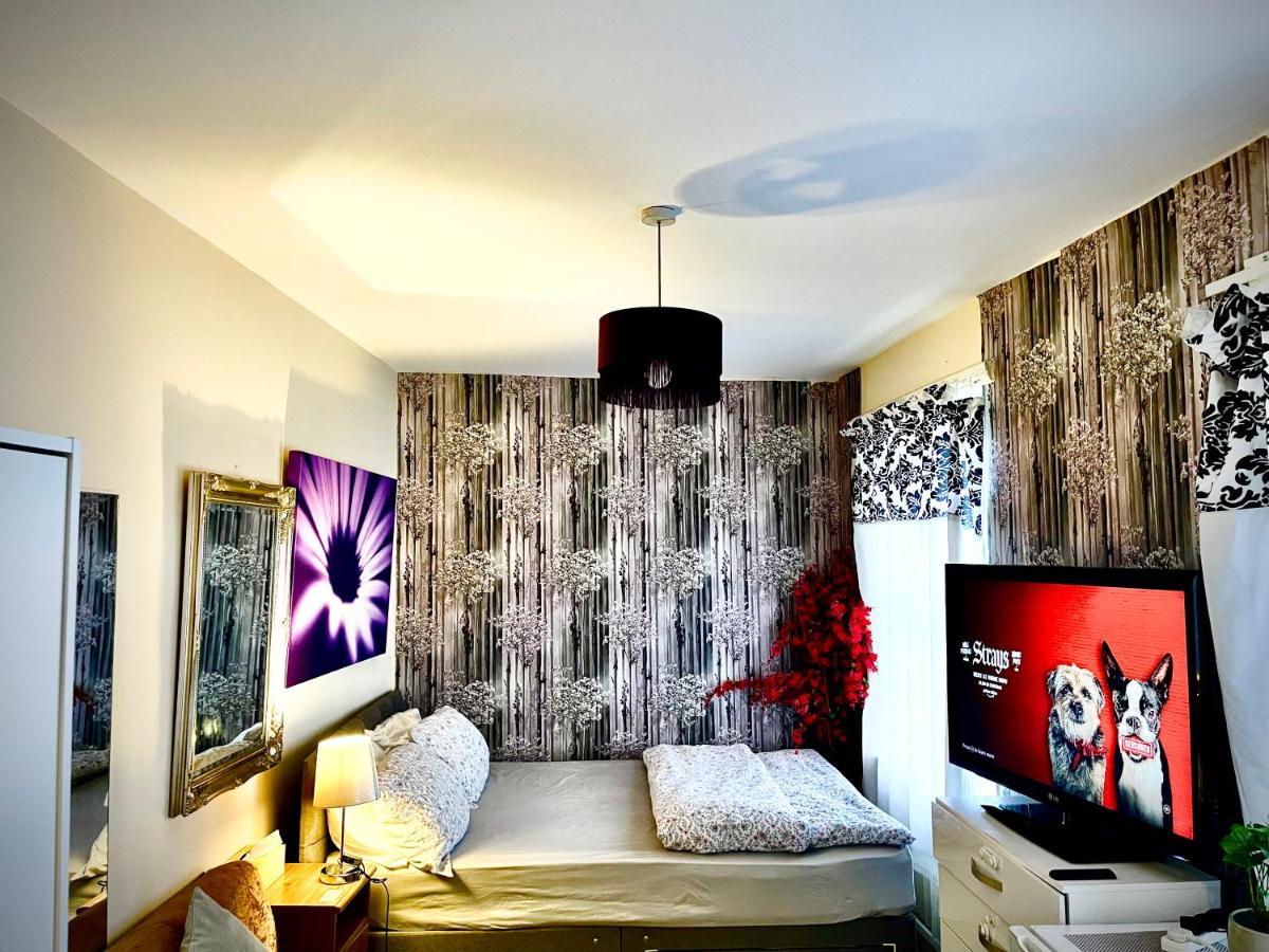 Comfy Double Bedroom With A Private Toilet London Exterior photo