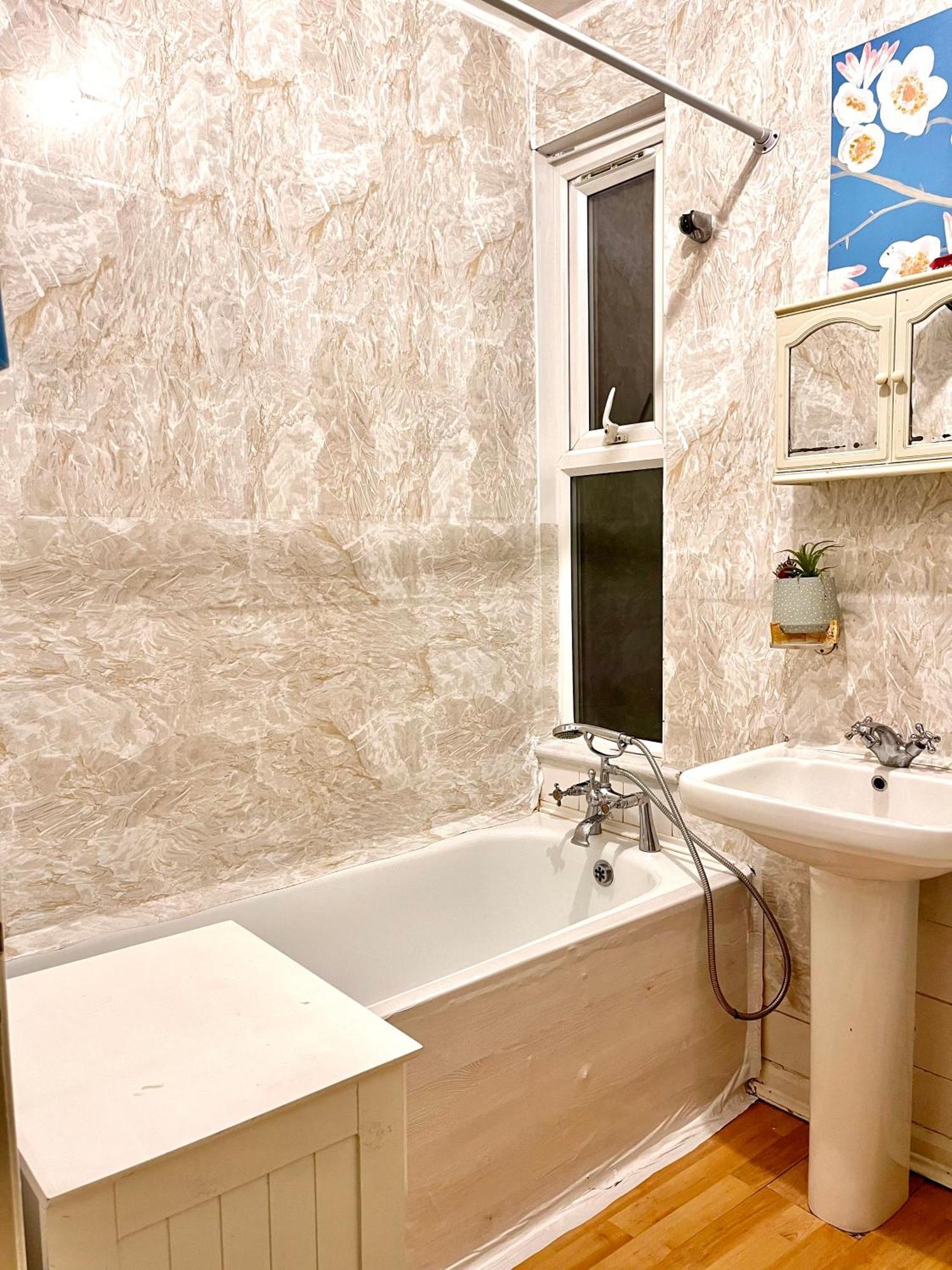 Comfy Double Bedroom With A Private Toilet London Exterior photo