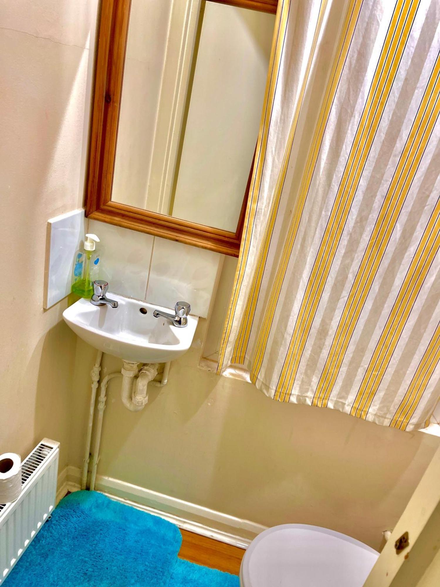 Comfy Double Bedroom With A Private Toilet London Exterior photo