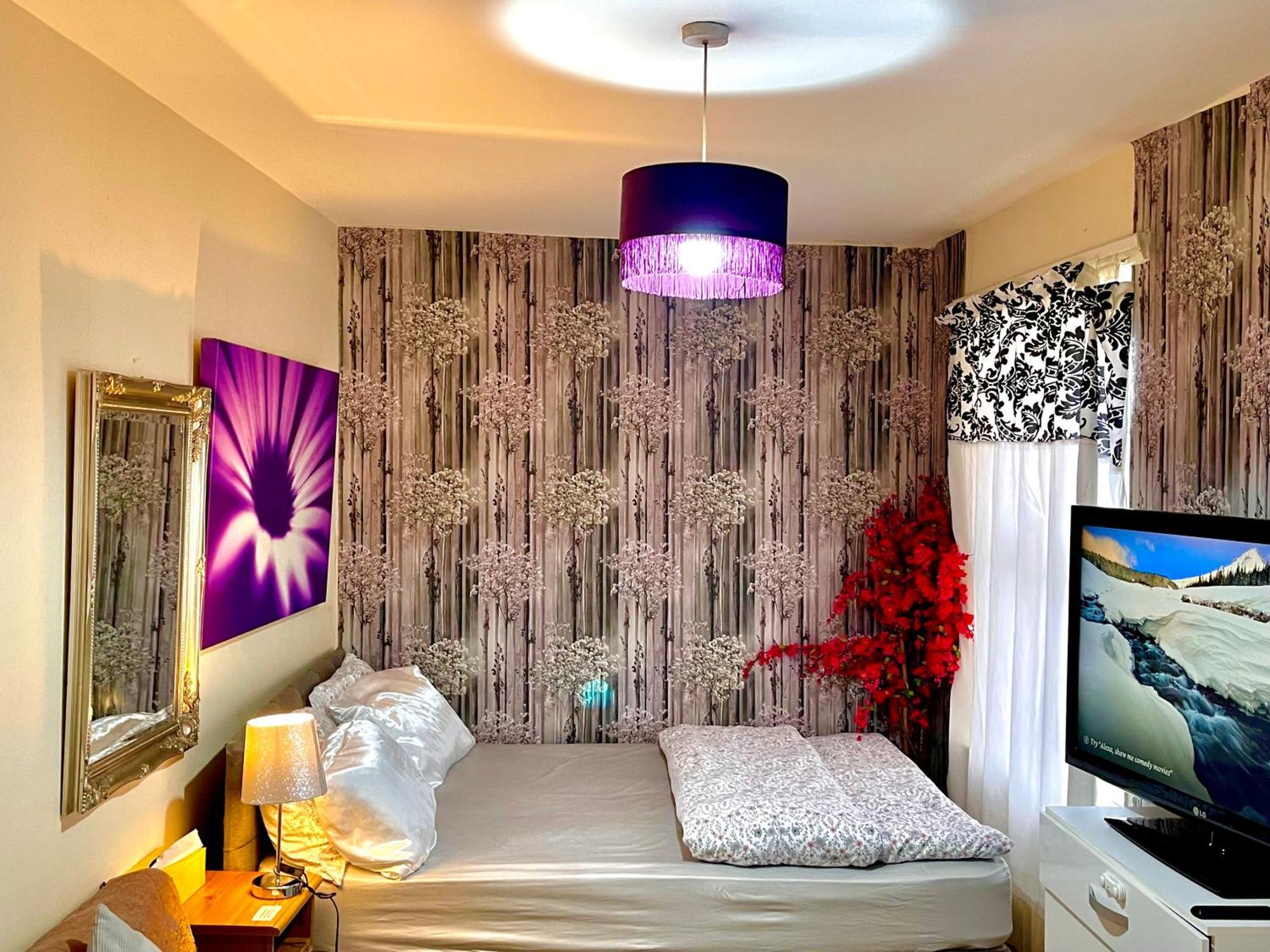 Comfy Double Bedroom With A Private Toilet London Exterior photo