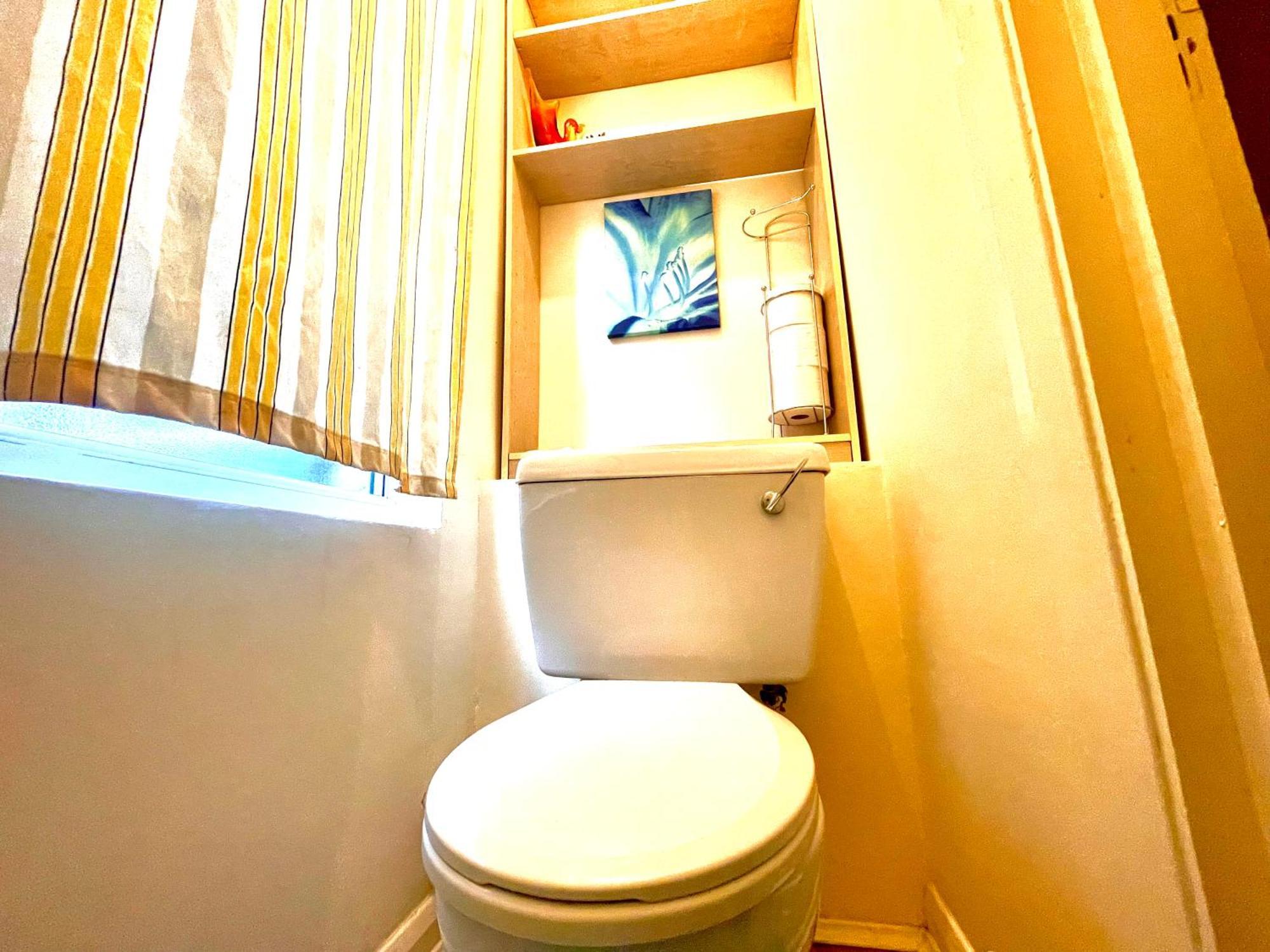 Comfy Double Bedroom With A Private Toilet London Exterior photo