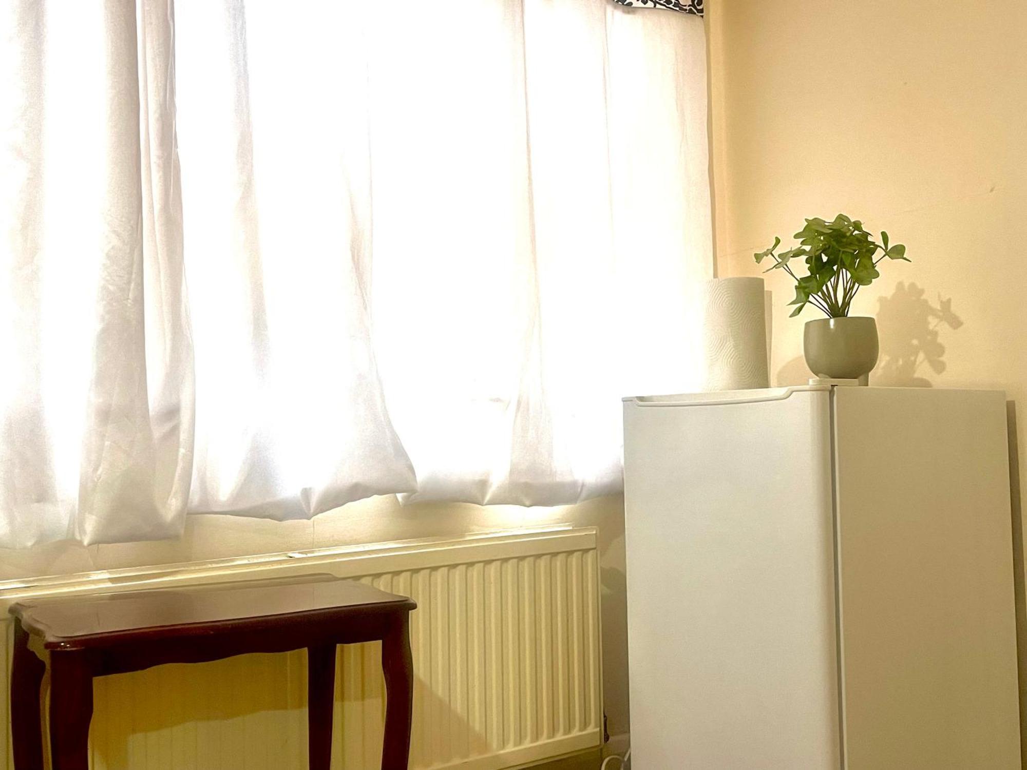 Comfy Double Bedroom With A Private Toilet London Exterior photo