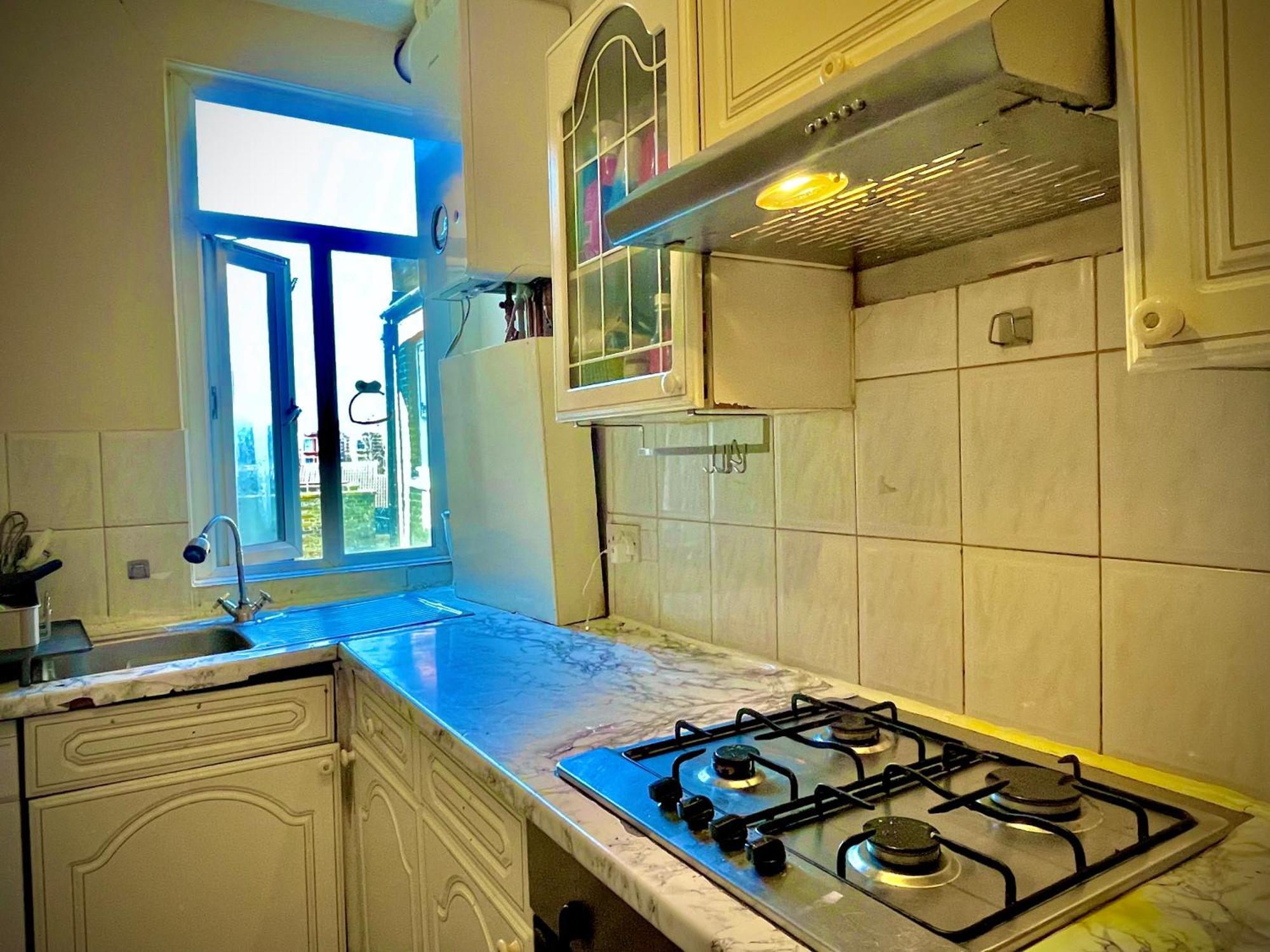 Comfy Double Bedroom With A Private Toilet London Exterior photo